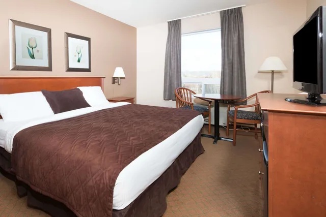 غرفة بسرير كينج لذوي الإعاقة، Hotel TERRA Laurentides 1/7