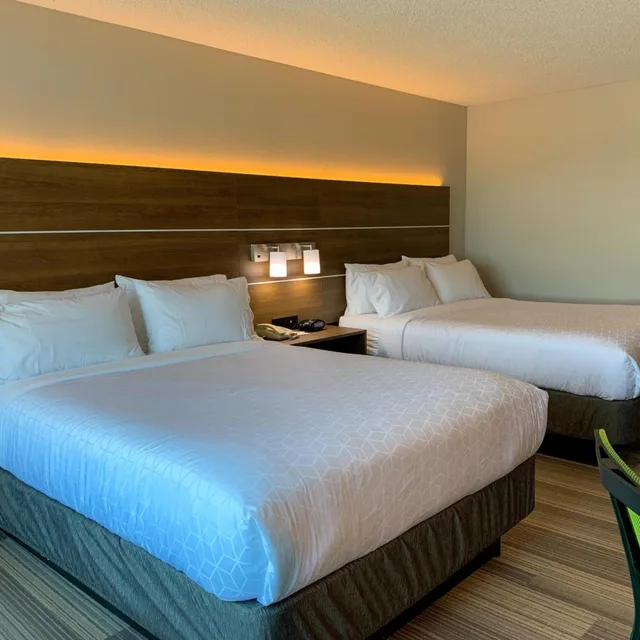 غرفة بسريرين كوين بحوض استحمام لذوي الإعاقة، Holiday Inn Express & Suites Lexington Dtwn Area-Keenland 1/5