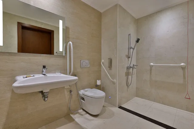 غرفة قياسية بسرير كينج لذوي الإعاقة، Double Tree by Hilton Resort and Spa Marjan Island 4/6