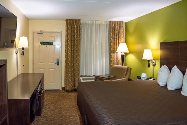غرفة قياسية لذوي الإعاقة، Rodeway Inn & Suites Clarksville near Governors Square Mall 1/2
