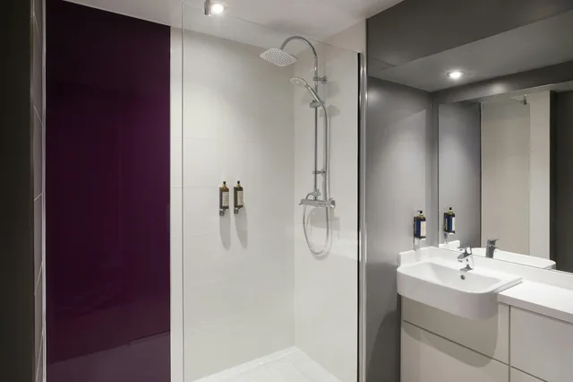غرفة عائلية ثلاثية بسرير مزدوج وسرير فردي، Premier Inn Belfast City Cathedral Quarter 1/1