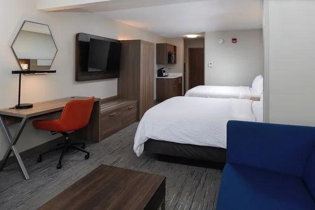 جناح بسريرين كوين مع أريكة بمطبخ صغير، Holiday Inn Express Hotel And Suites Marysville 4/7