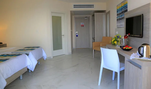 غرفة قياسية بسرير مزدوج أو سريرين منفصلين بإطلالة على المسبح بشرفة، Riviera Spa Resort - Adults Only 5/8