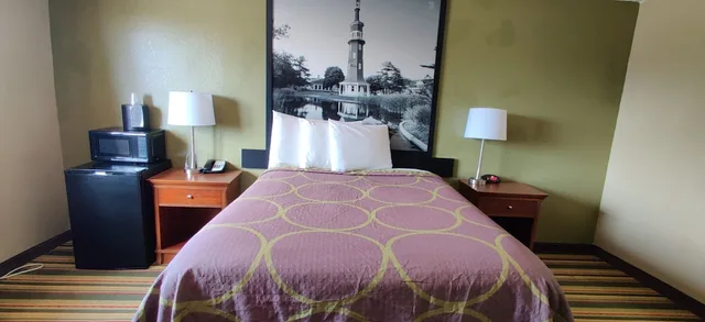 Room, Queen Bed, Super 8 By Wyndham Champaign 4/10