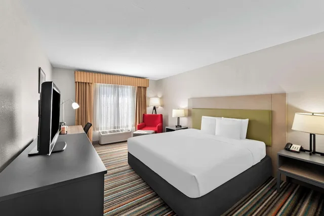 غرفة بسرير كينج لذوي الإعاقة، Country Inn & Suites by Radisson, Topeka West, KS 5/10