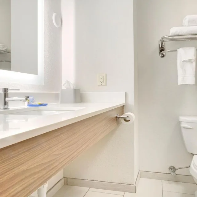 جناح بسرير كوين، Holiday Inn Express Suites Portland 3/3
