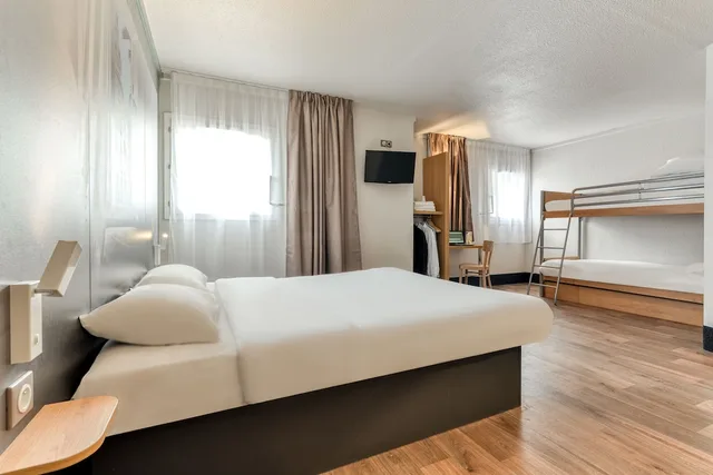 غرفة رباعية بسرير مزدوج وسريرين منفصلين، B&B HOTEL Narbonne 2 1/4