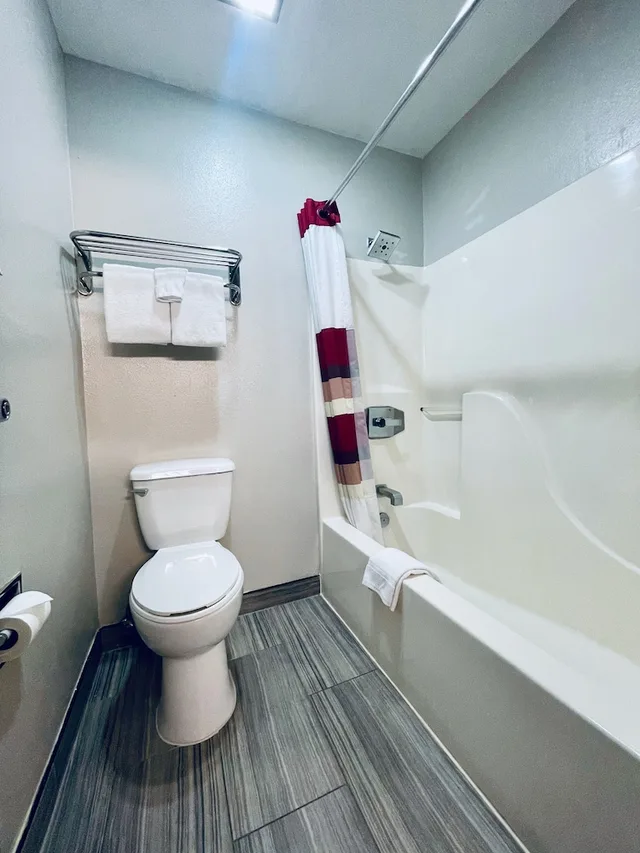 غرفة قياسية بسرير كينج، Quality Inn Bishop Near Mammoth 5/5