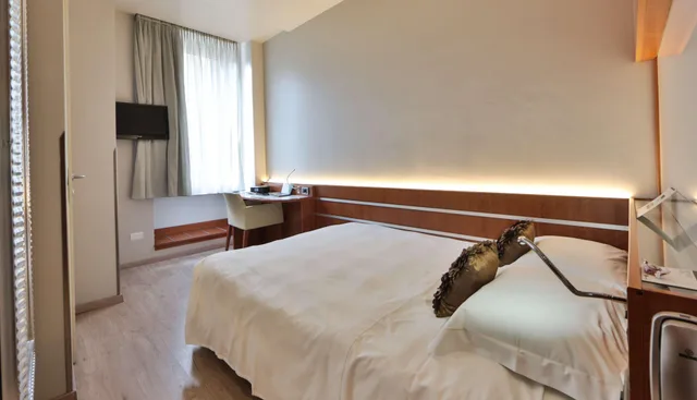 Room, French Bed، Best Western Hotel Madison 3/5