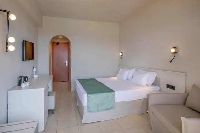 غرفة مزدوجة سوبيريور بسريرين منفصلين بإطلالة على البحر، Sol By Melia Cosmopolitan Rhodes 3/6