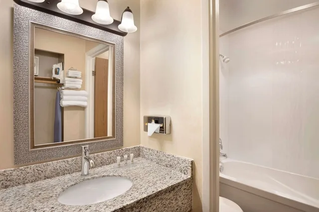 غرفة بسرير كوين، Days Inn by Wyndham Nanaimo 5/6