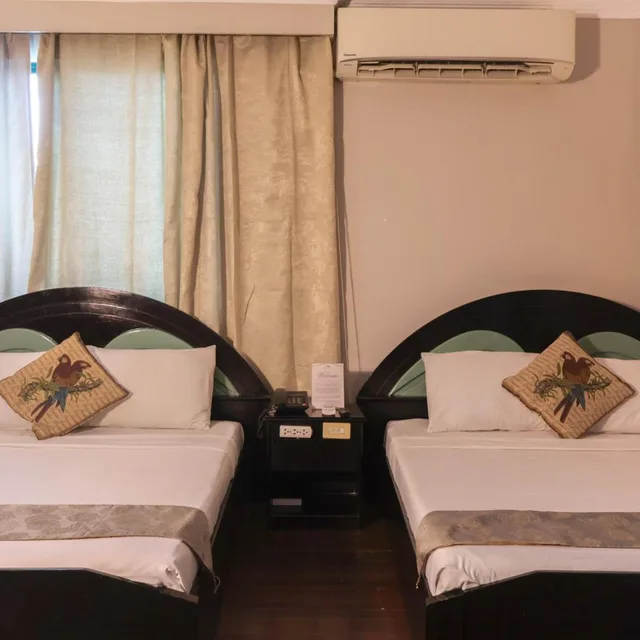 Suite, Holiday Plaza Hotel 6/10