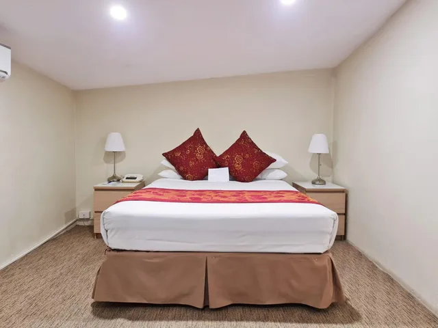 غرفة اقتصادية صغيرة بسرير كوين، Twin Towers Inn 1/1