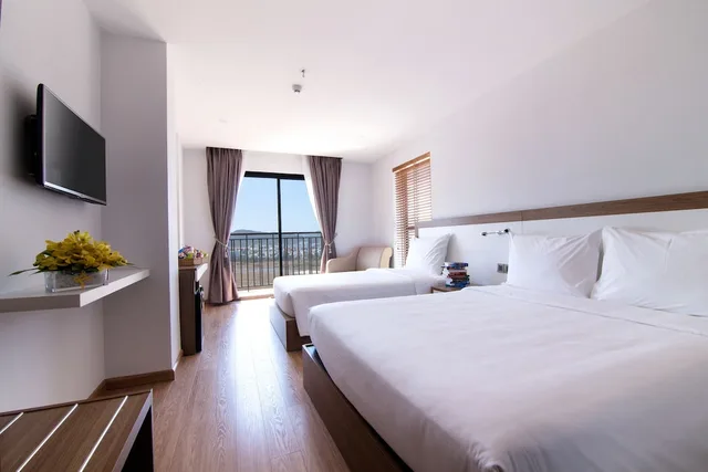 غرفة تنفيذية ثلاثية بسرير كوين وسرير فردي بإطلالة على الجبل بشرفة، An Vista Hotel 8/10