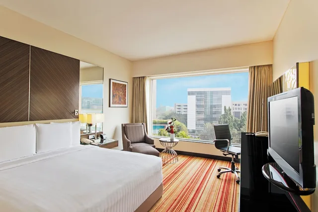 Deluxe, King Bed, Pool View, Courtyard By Marriott Mumbai International Airport 3/6