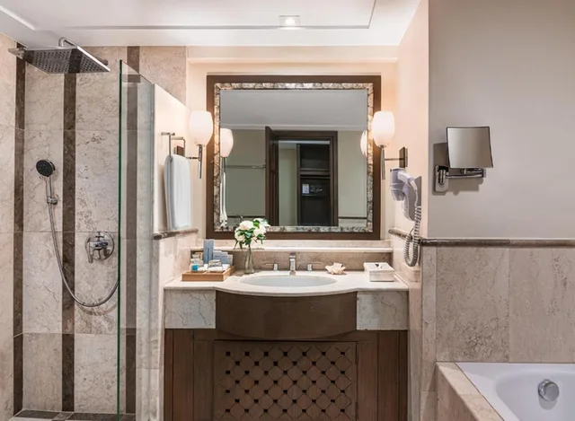 Junior Suite, Direct Pool Access، Henann Regency Resort & Spa 2/2