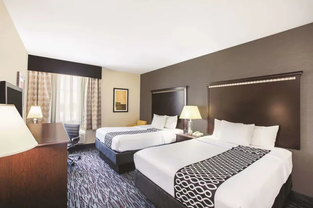 غرفة بسريرين كوين لذوي الإعاقة، La Quinta Inn & Suites by Wyndham Allen at The Village 4/9