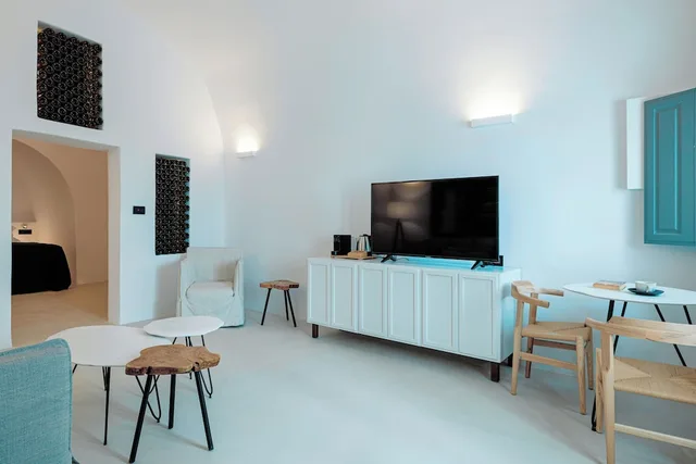 Suite, King Bed, Caldera View, Sofa, Hot Tub، IKIES Santorini 1/10
