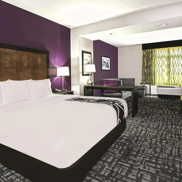 غرفة ديلوكس بسرير كينج بحوض استحمام لذوي الإعاقة، La Quinta Inn & Suites by Wyndham Monahans 1/2