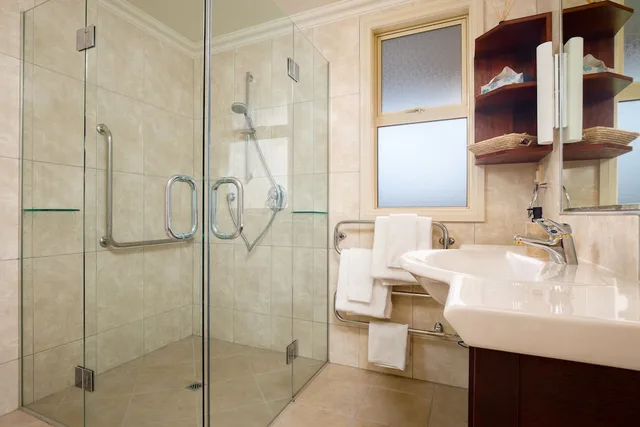 غرفة فاخرة بسرير كوين بإطلالة على الحديقة، Chalet Eiger 7/8