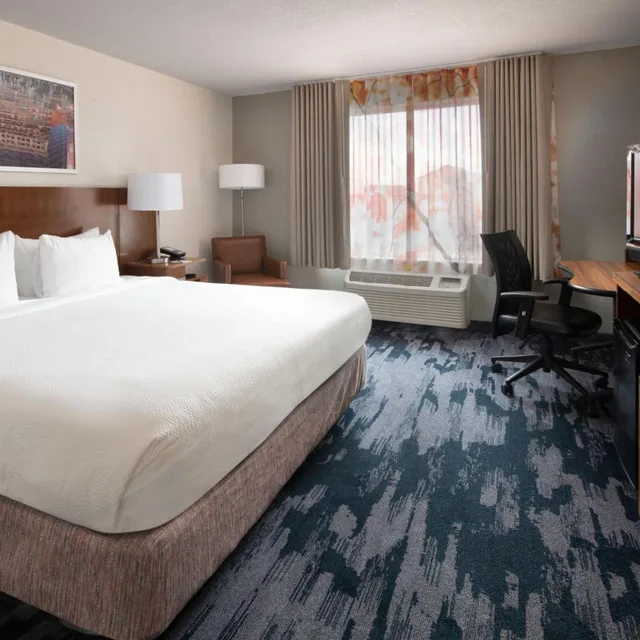 غرفة بسرير كينج بحوض استحمام لذوي الإعاقة، Fairfield Inn Suites Fort Worth Fossil Creek 2/6