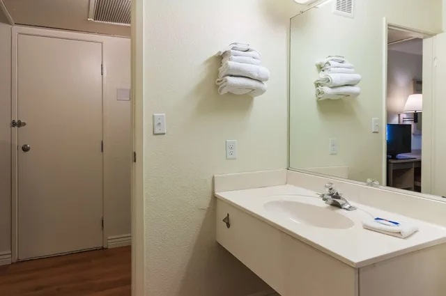 Deluxe, 2 Double Beds, Motel6 Green River, UT 4/6