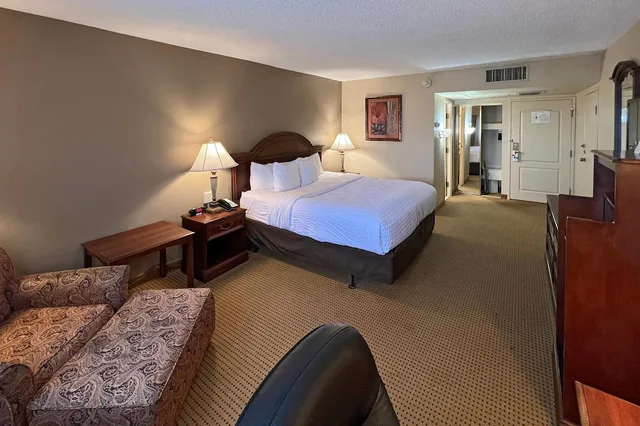 غرفة قياسية بسرير كينج بحوض استحمام، Clarion Inn Garden City, KS 1/3