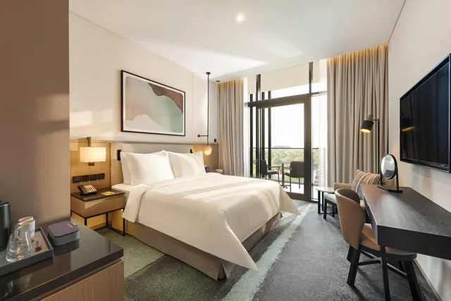 Deluxe Room King Boulevard View with Balcony، Vida Aljada 2/5