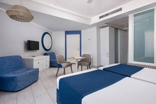 غرفة تنفيذية بسرير مزدوج بإطلالة على المسبح مع دخول الصالة، db Seabank Resort and Spa 2/4