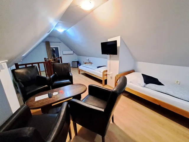 Room, Quadruple, Queen and Twin Beds, Penzion Al Corso 5/9