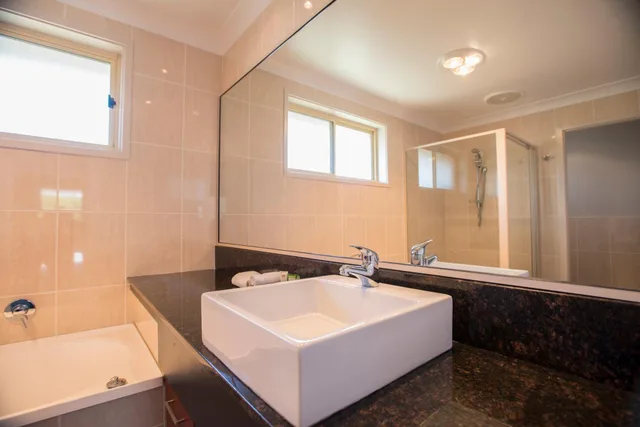 جناح تنفيذي بثلاثة أسرّة وسرير كوين بغرفتي نوم، Best Western Plus All Settlers Motor Inn 4/4