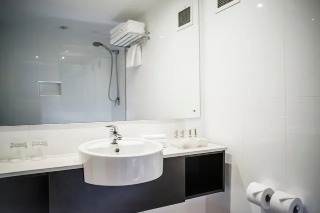 غرفة بريميوم بسرير كينج، Holiday Inn Port Moresby 2/2