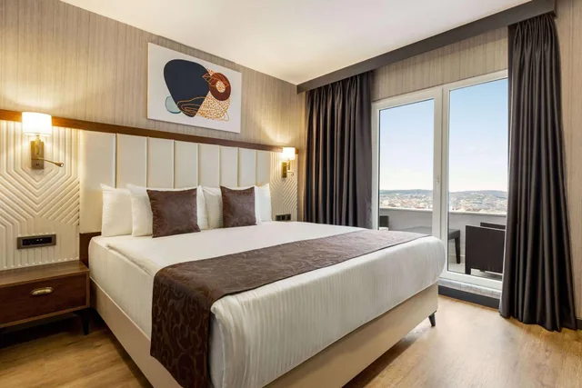 غرفة ديلوكس بشرفة، Operla Airport Hotels, Trademark Collection by Wyndham 2/7