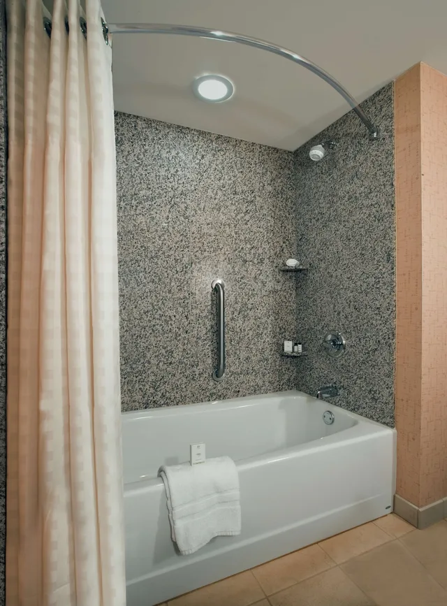 جناح بسرير كينج مع أريكة، Embassy Suites by Hilton Norman Hotel and Conference Center 4/4