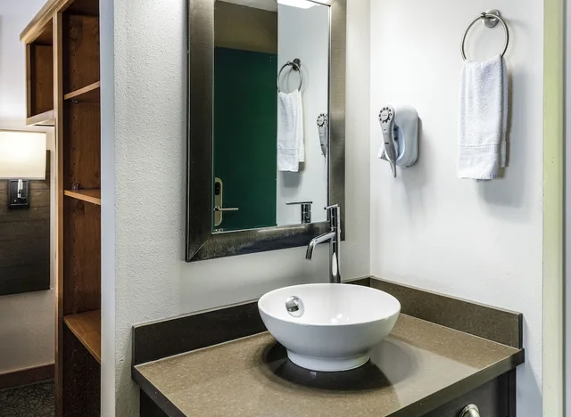 Room, 2 Queen Beds, Lake Side، Lake Quinault Lodge 3/5