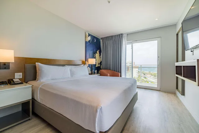جناح بسرير كينج بإطلالة على المسبح، Embassy Suites by Hilton Aruba Resort 1/5