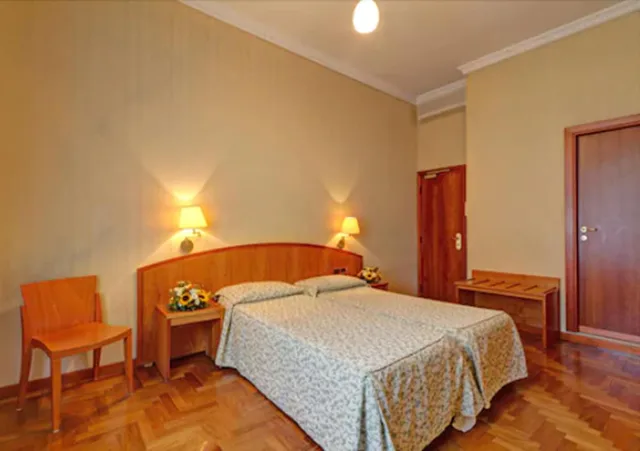 Standard Twin, Hotel Corot 4/10