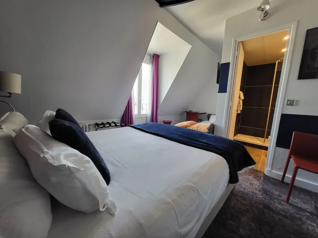 غرفة عائلية رباعية بسرير مزدوج وسريرين منفصلين، Accueil Hotel Paris Pigalle Montmartre 2/10