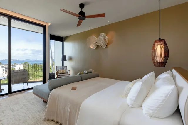 غرفة متصلة بسرير كينج وسريرين منفصلين بإطلالة على البحر، Varana Hotel 2/10