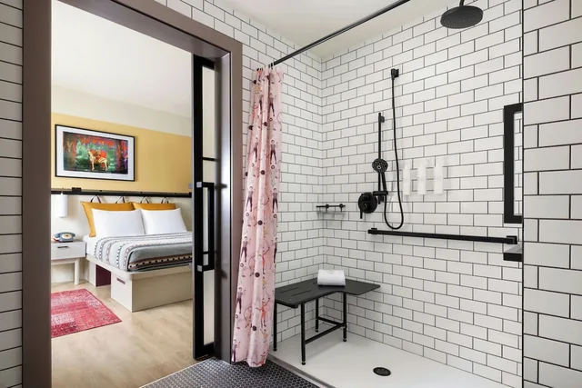غرفة بسرير كوين لذوي الإعاقة، Moxy Allentown Downtown 4/4