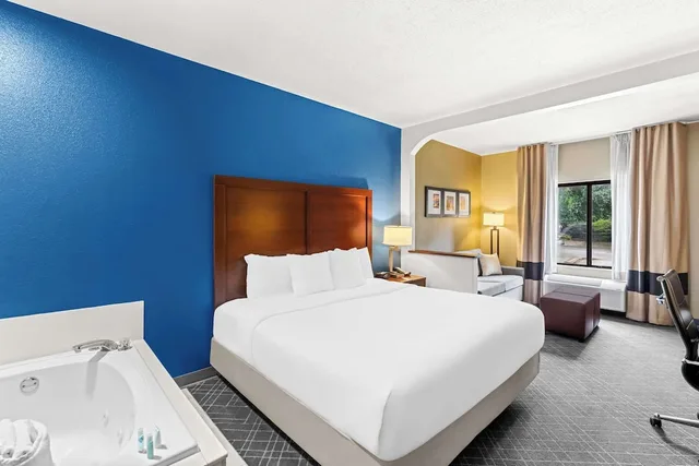 جناح بسرير كينج مع أريكة، Comfort Suites Daphne - Mobile East Bay 1/10