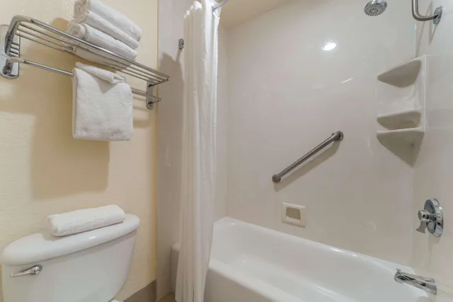 Room, King Bed, Partial Harbour View، Best Western Plus Northwoods Inn 6/8