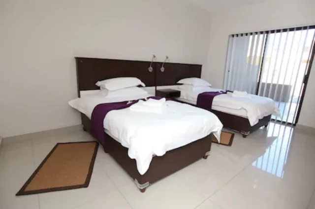 2 Bedrooms, Apartment, Queen and Twin Beds, Hillside Executive Accommodation 1/2
