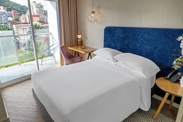 غرفة بسرير كوين بشرفة، Hotel Faranda Collection Cali 1/10