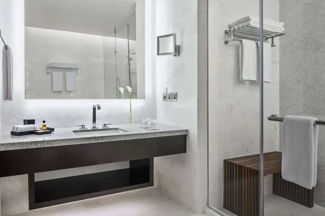 Room, King Bed, Partial Haram View، فندق جبل عمر هيلتون(Jabal Omar Hyatt Regency Makkah) 6/7