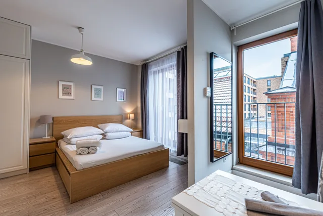 استوديو كلاسيكي بسرير كوين بإطلالة على الفناء، City Lights Apartments 1/5