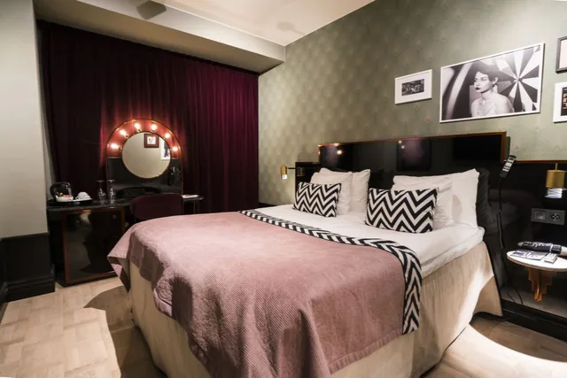 Sleep, King Bed, No Window, Large، HAYMARKET BY SCANDIC 1/10