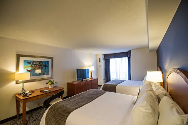 جناح عائلي بسريرين مزدوجين بغرفة نوم واحدة مع أريكة، CAMBRIDGE SUITES HALIFAX HOTEL 4/7
