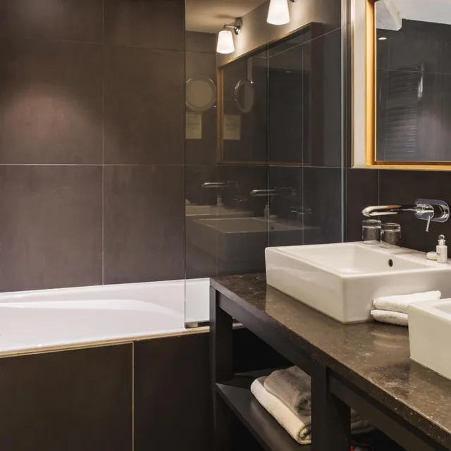 جناح عائلي، New Hotel Roblin 6/9