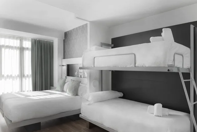 غرفة رباعية بسرير مزدوج وسرير بطابقين، Petit Palace Plaza Mayor 2/6